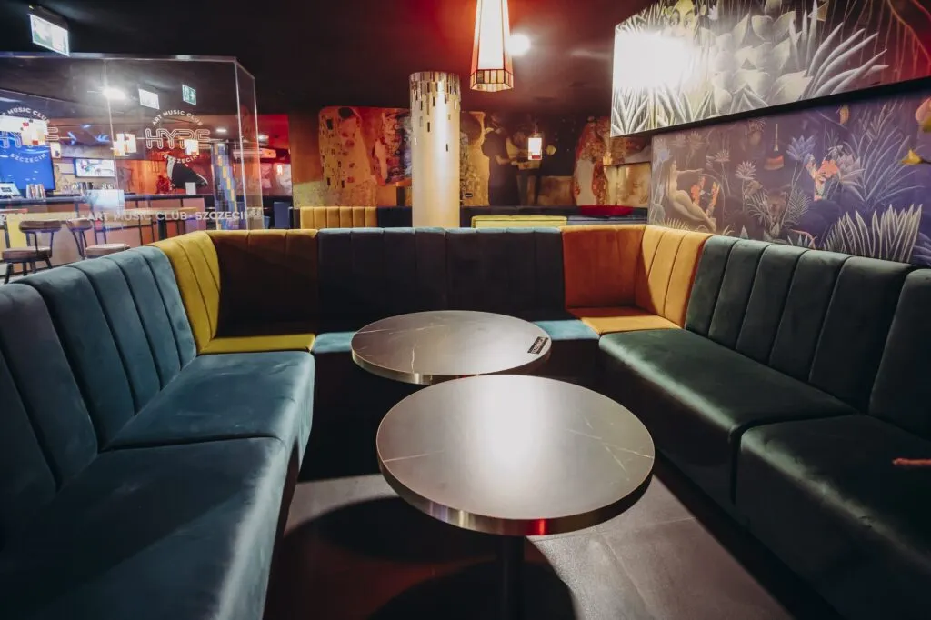 Skreddersydde restaurantsofaer i hovedsonen på Klub Hype