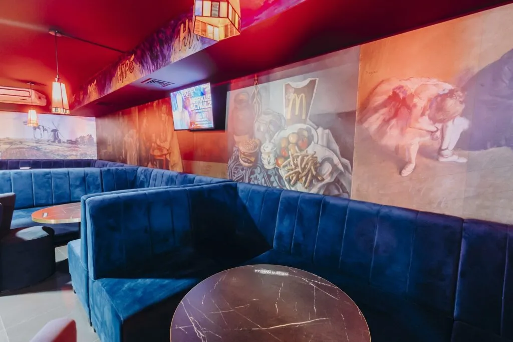 VIP-rommet på Klub Hype med skreddersydde restaurantsofaer ved et egenkomponert veggmaleri