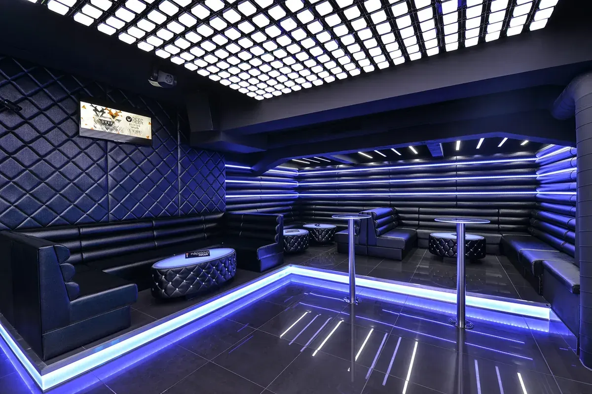 Polstrede vegger og restaurantsofaer med LED-lys i Klub 7 Nebo i Brno